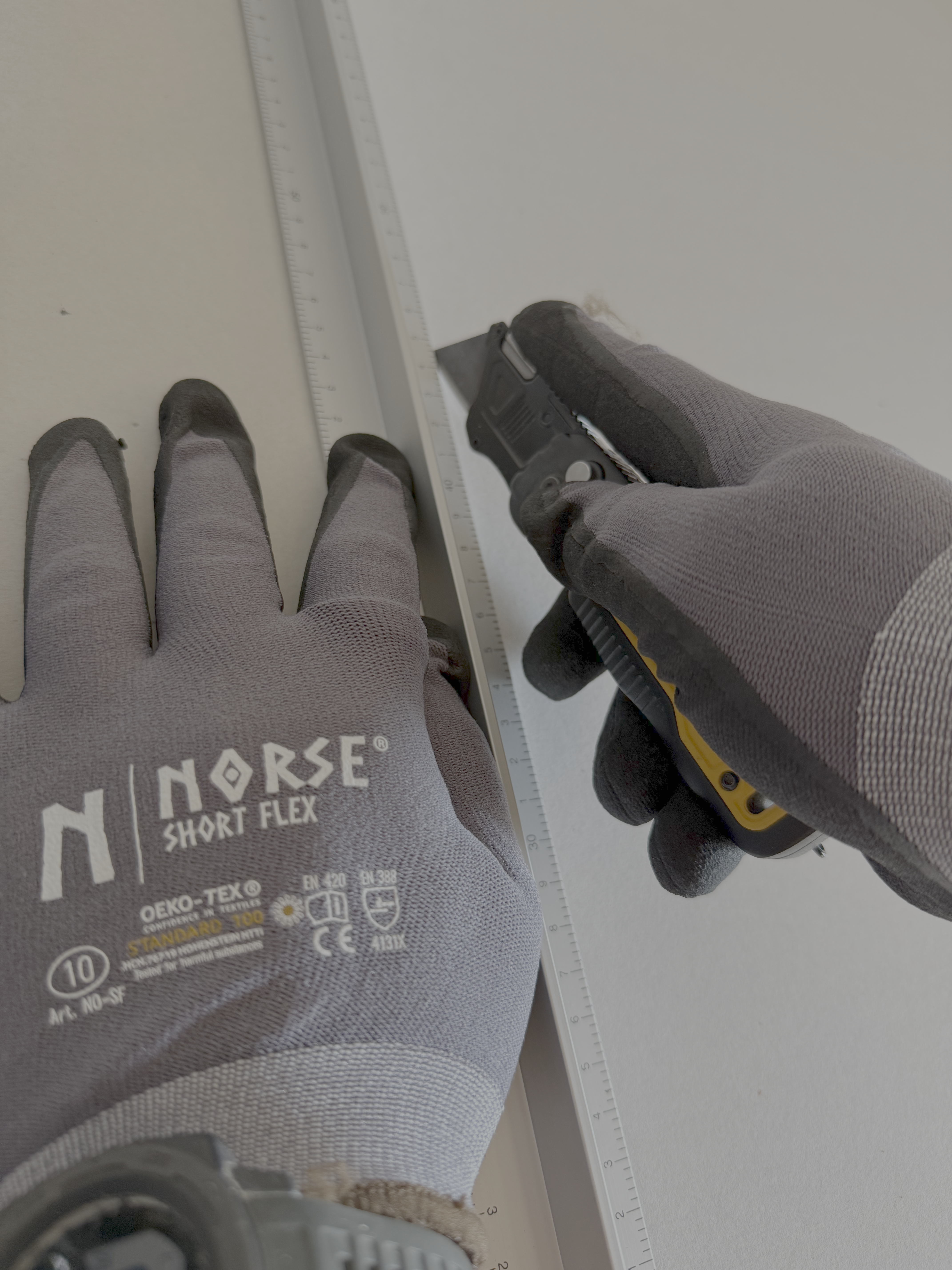 NORSE ShortFlex Supreme-handsker under skæring med gipsvinkel.